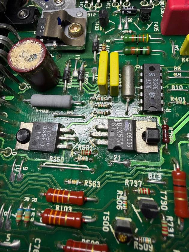 Nahaufnahme einer Elektronikplatine mit Widerständen, Dioden und weiteren Bauteilen in Schemmerhofen.