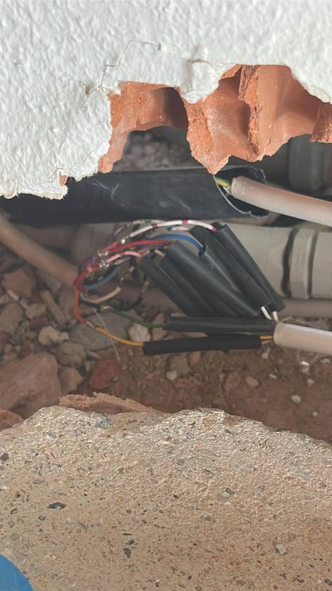 Freigelegte elektrische Leitungsverbindung in einer geöffneten Wand in Ummendorf.