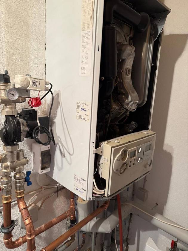 Geöffnete Gastherme mit Heizungsleitungen und Umwälzpumpe in Ingoldingen.