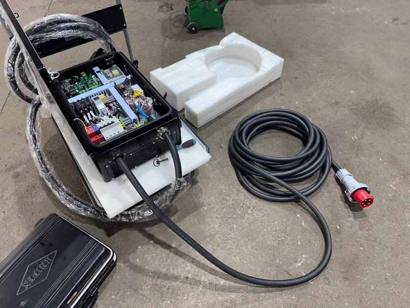 Geöffnete mobile Ladestation mit Ladekabel und Steckverbindung in Bad Schussenried.