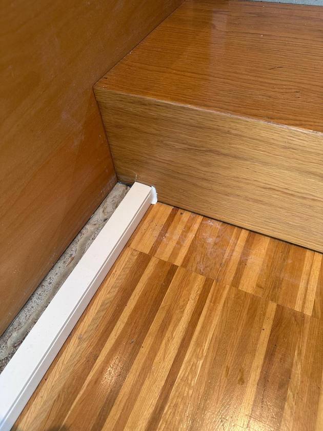 Schmaler Kabelkanal entlang einer Holztreppe in Biberach.