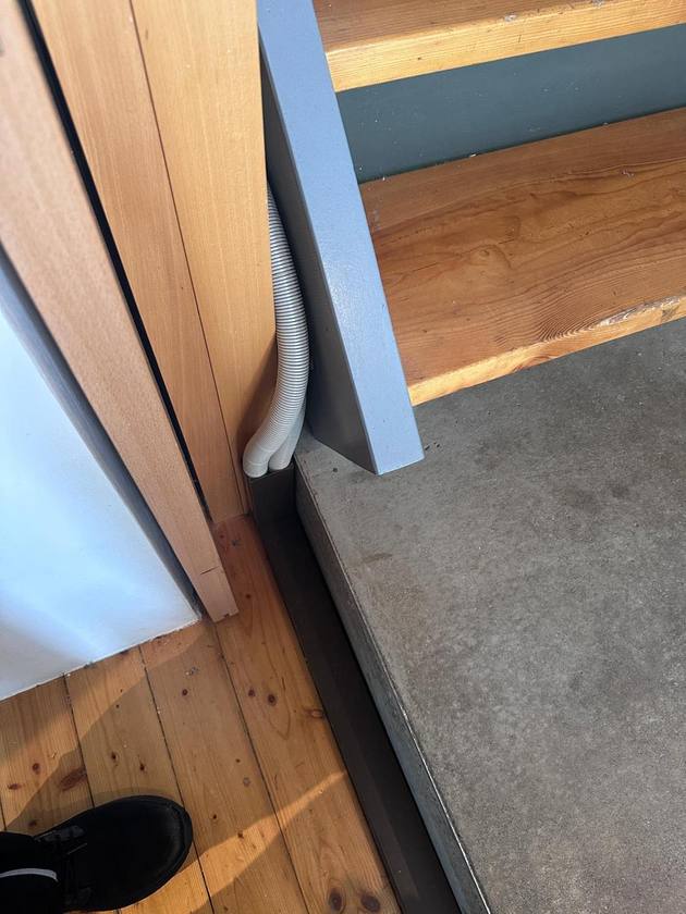 Kabelkanal im Bodenbereich neben einer Tür in Biberach.