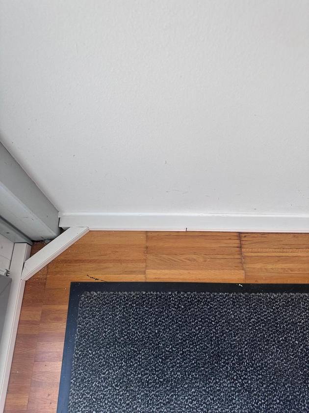 Unauffällige Leitungsführung entlang der Sockelleiste in Biberach.
