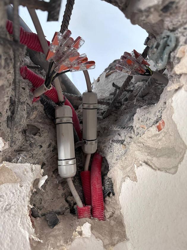 Leitungsverbinder in einer geöffneten Wand in Birkenhard.