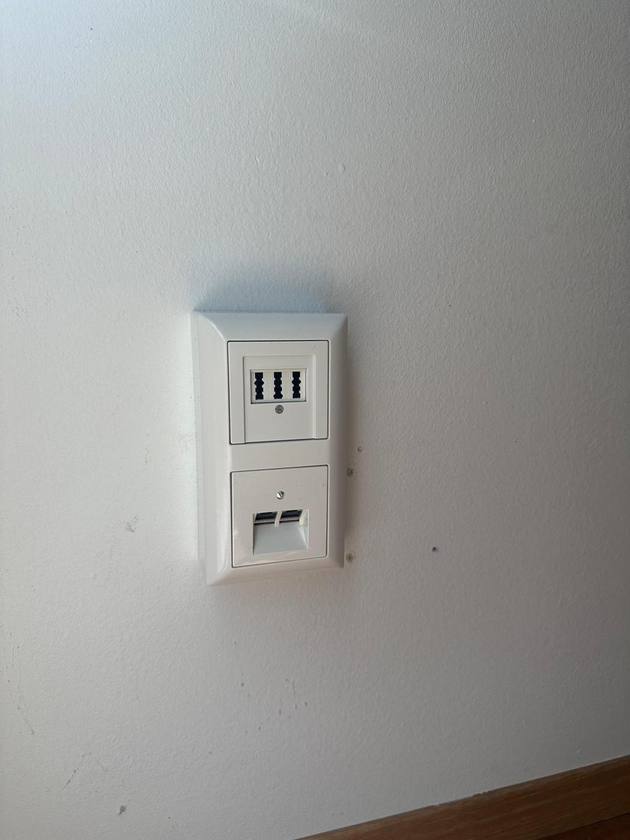 Zwei Netzwerkanschlüsse in einer weißen Wanddose in Biberach.