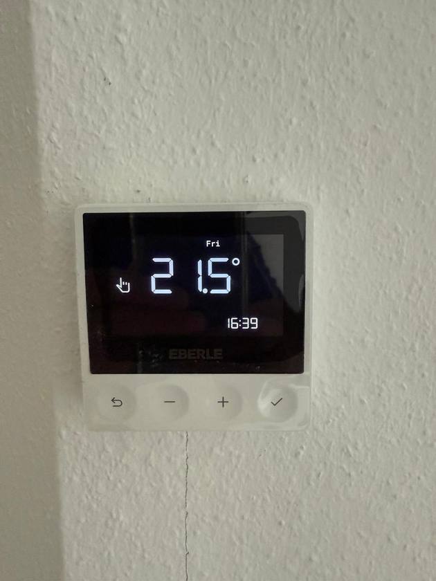 Digitaler Raumthermostat mit Temperaturanzeige an einer Wand in Biberach.