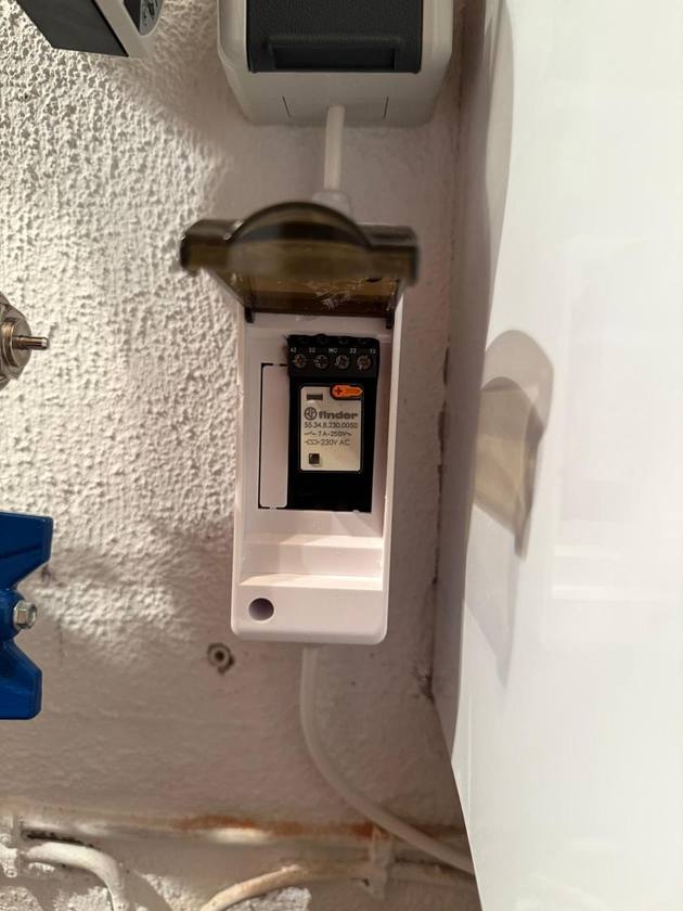 Geöffneter Sicherungskasten neben einer Gastherme in Ingoldingen.