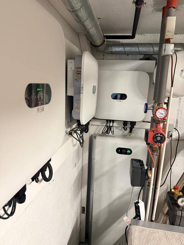 Wechselrichter und elektrische Leitungen in einem Technikraum in Schemmerhofen.